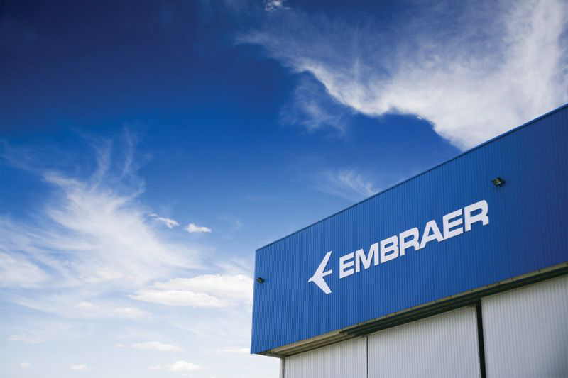 Embraer (EMBR3) desliga 900 funcionários com impactos da crise