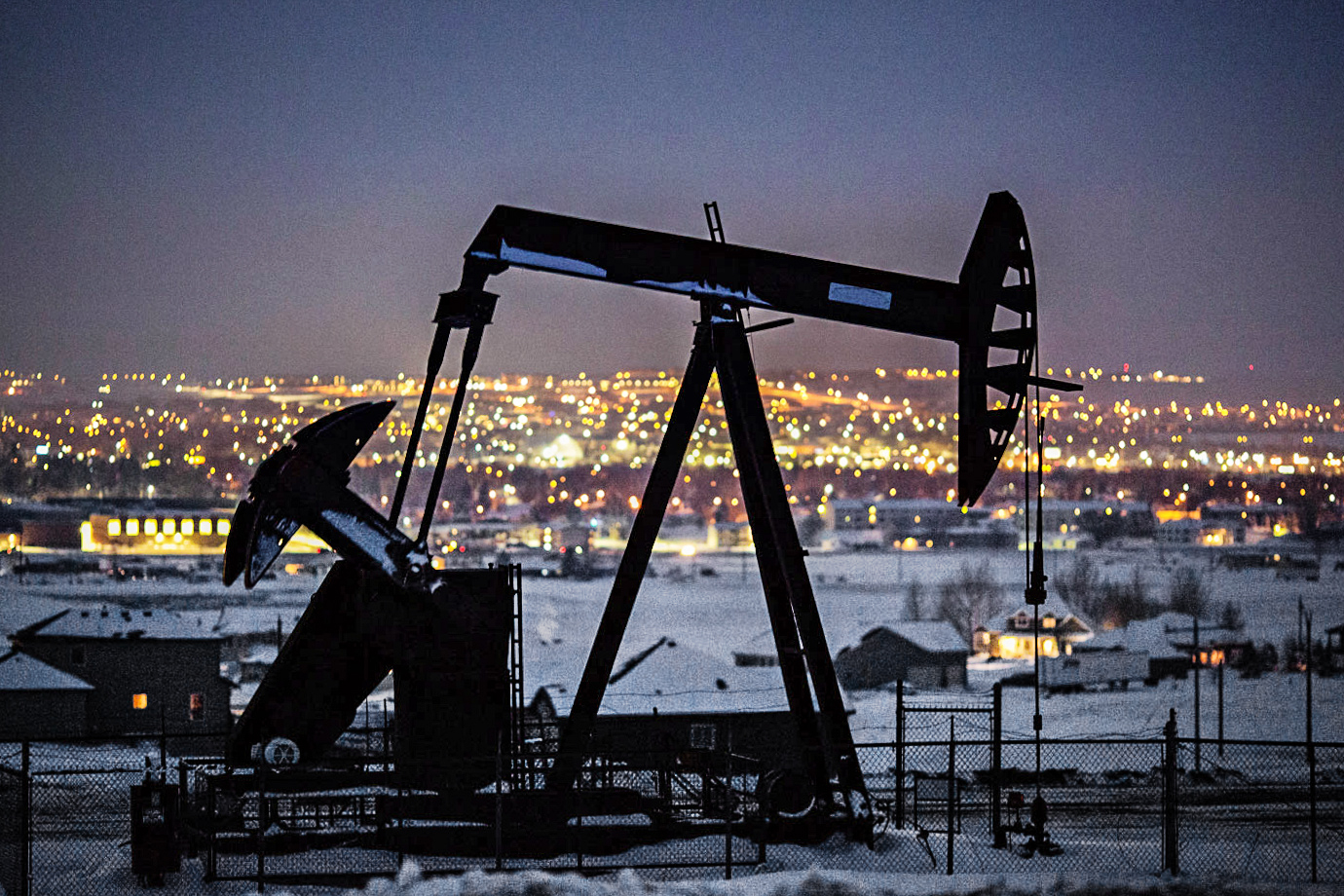Petróleo cai mais de 2% com novo lockdown