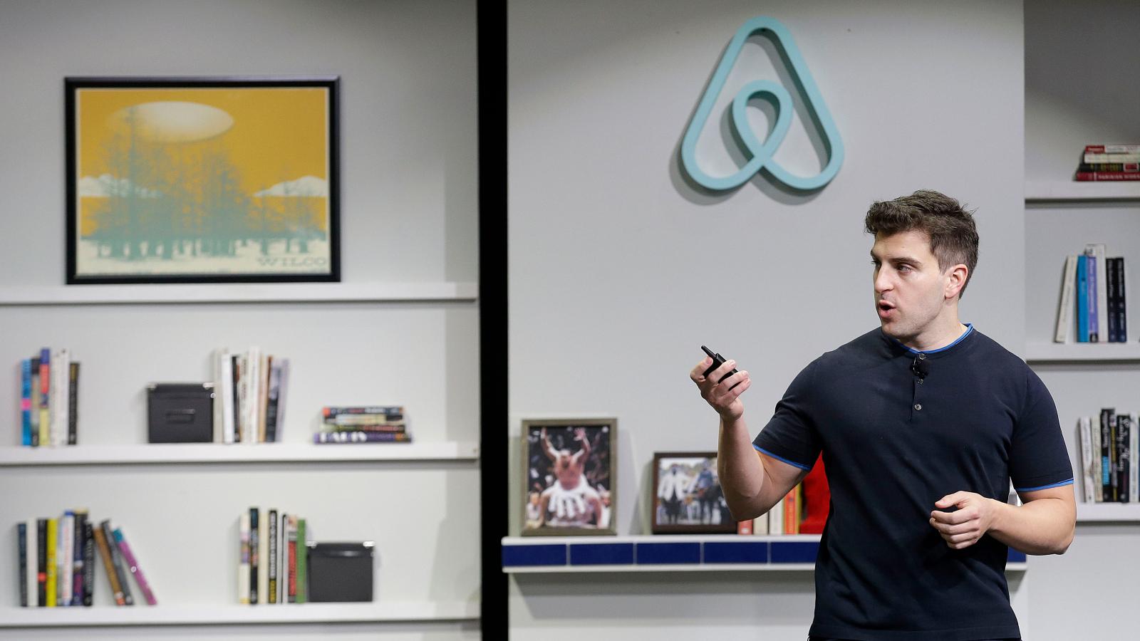CEO do Airbnb se rende ao mercado de ações, após anos de resistência