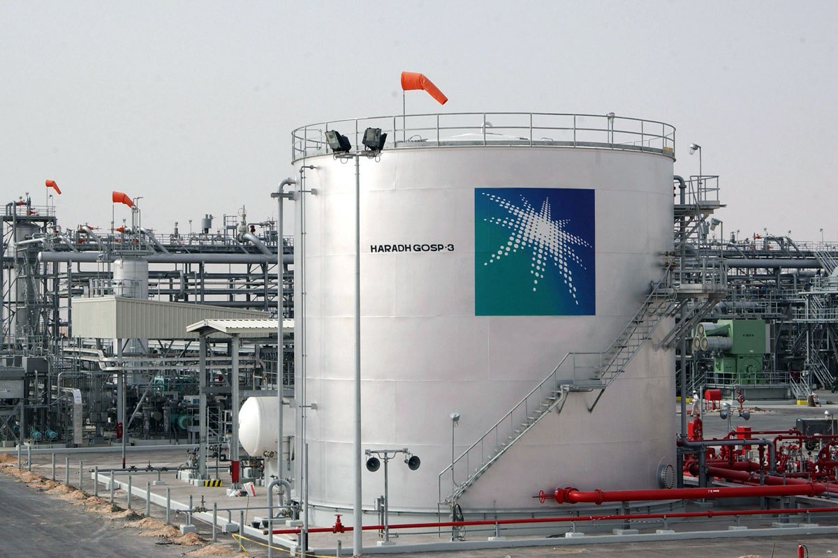 Lucro da Saudi Aramco (222) cai 45% com fraca demanda por petróleo
