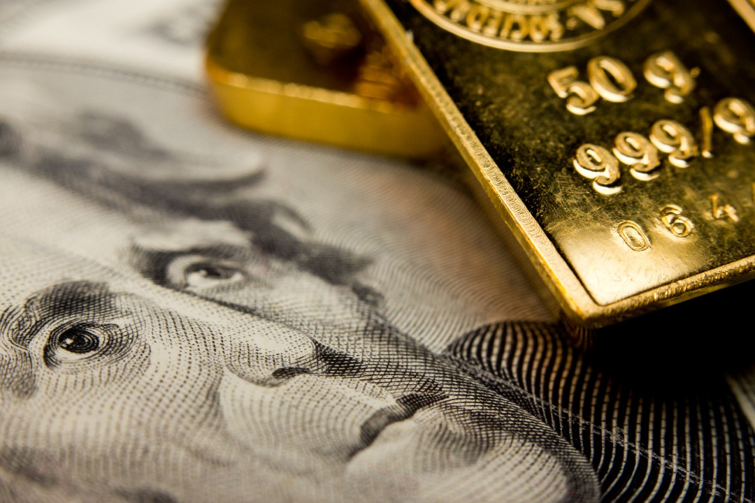 Ouro desvaloriza ante Dólar mais forte